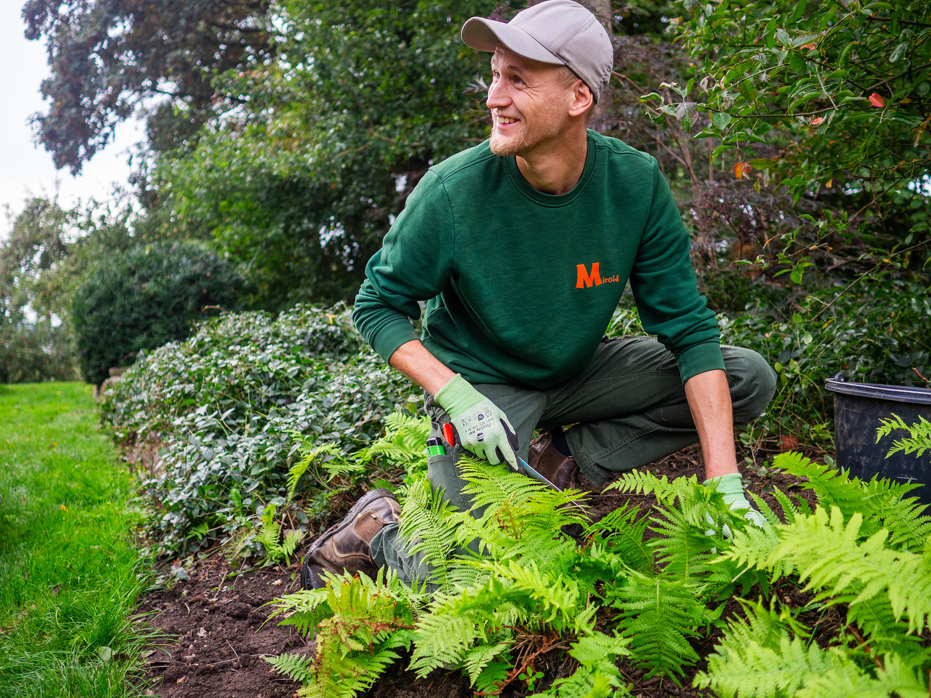 Mirold Gartenbau Mitarbeiter im Beet