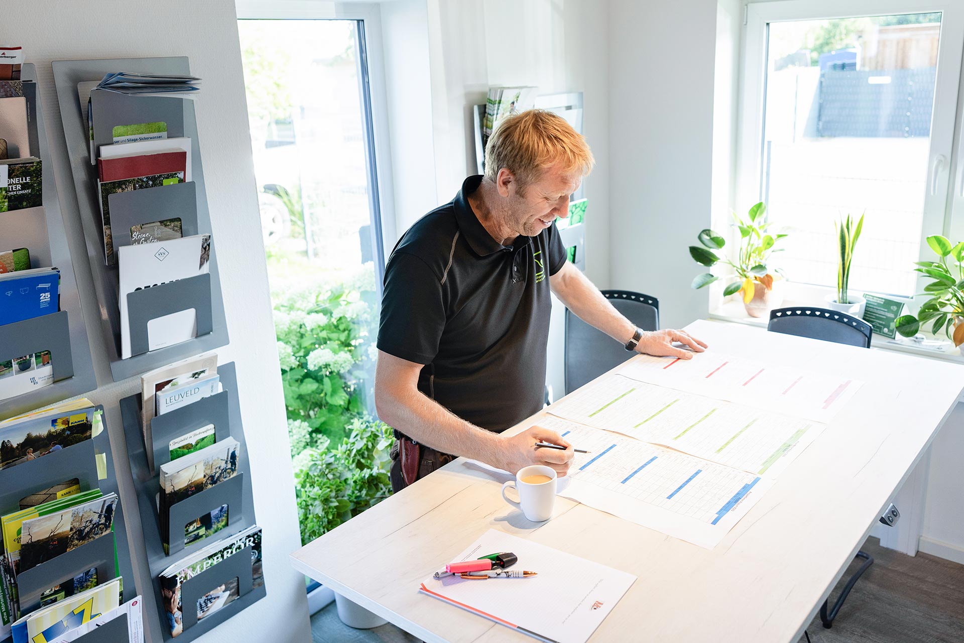 Mirold Garten Projektmanager bei der Arbeit und am planen am Schreibtisch